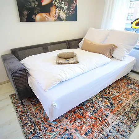 Zentral - Gemuetlich - Kueche - Balkon - Garage Apartment *